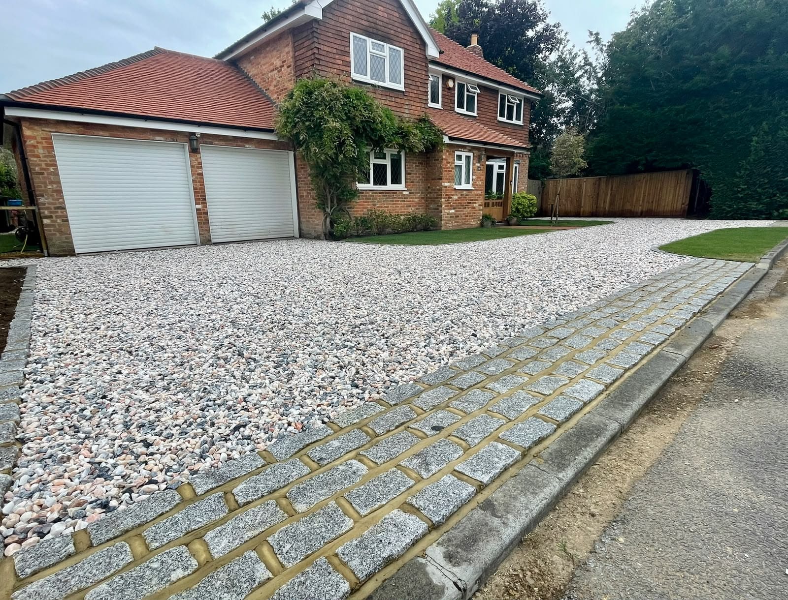 Driveway, patio and landscaping project by Hills Driveways & Patios