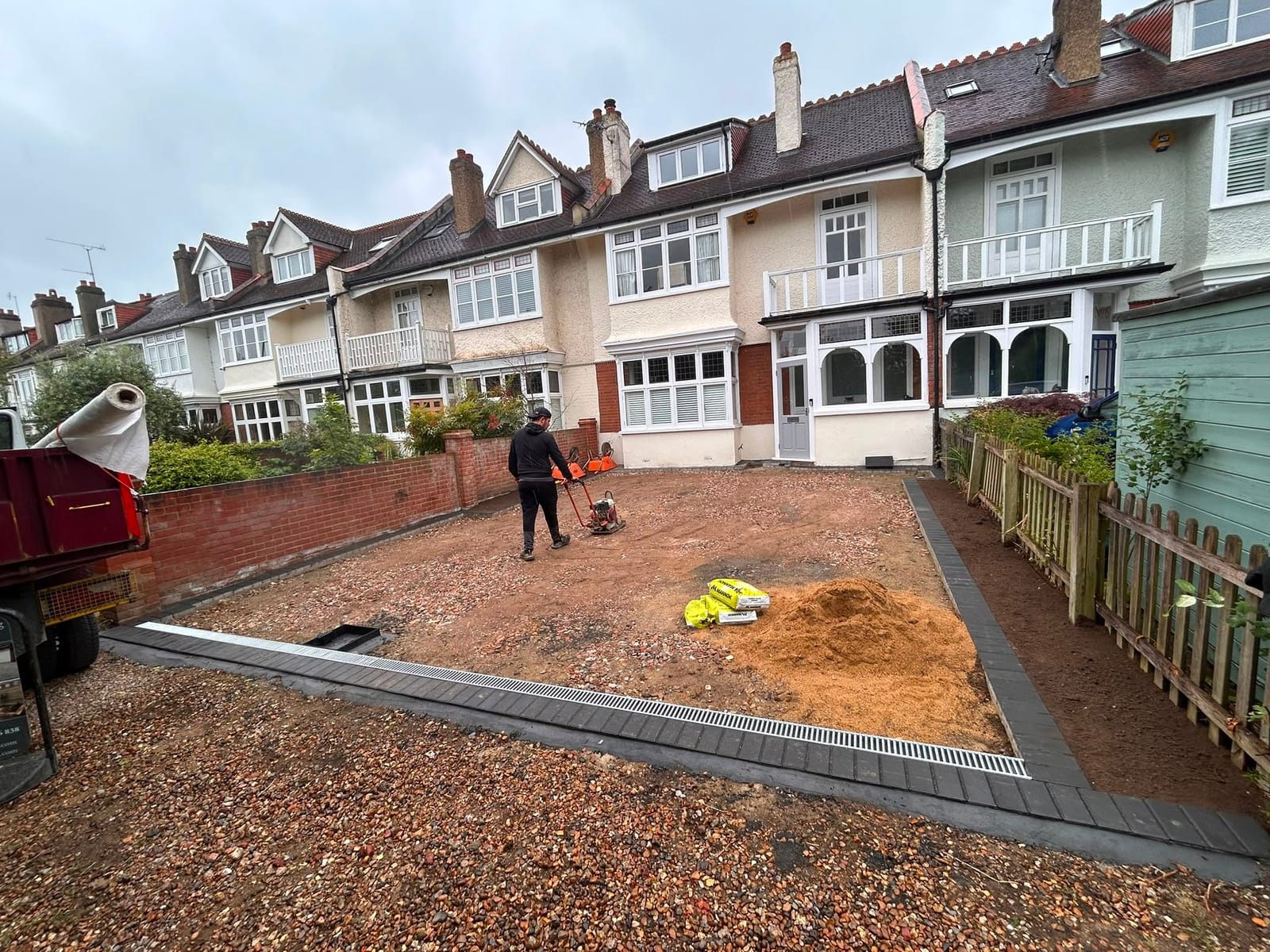 Driveway, patio and landscaping project by Hills Driveways & Patios